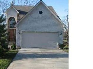 2121 Sunny Crest Dr, West Bloomfield, MI