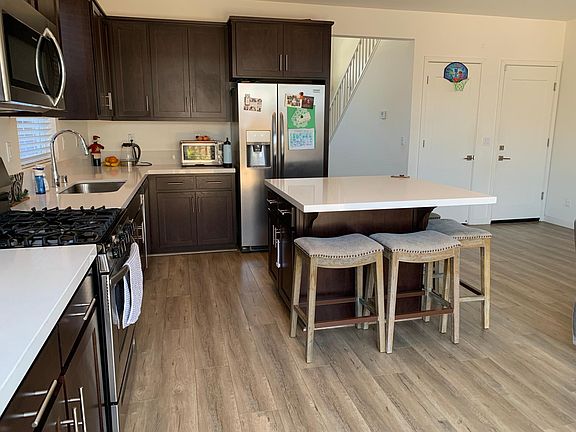 Kitchen with large island (seats 4)