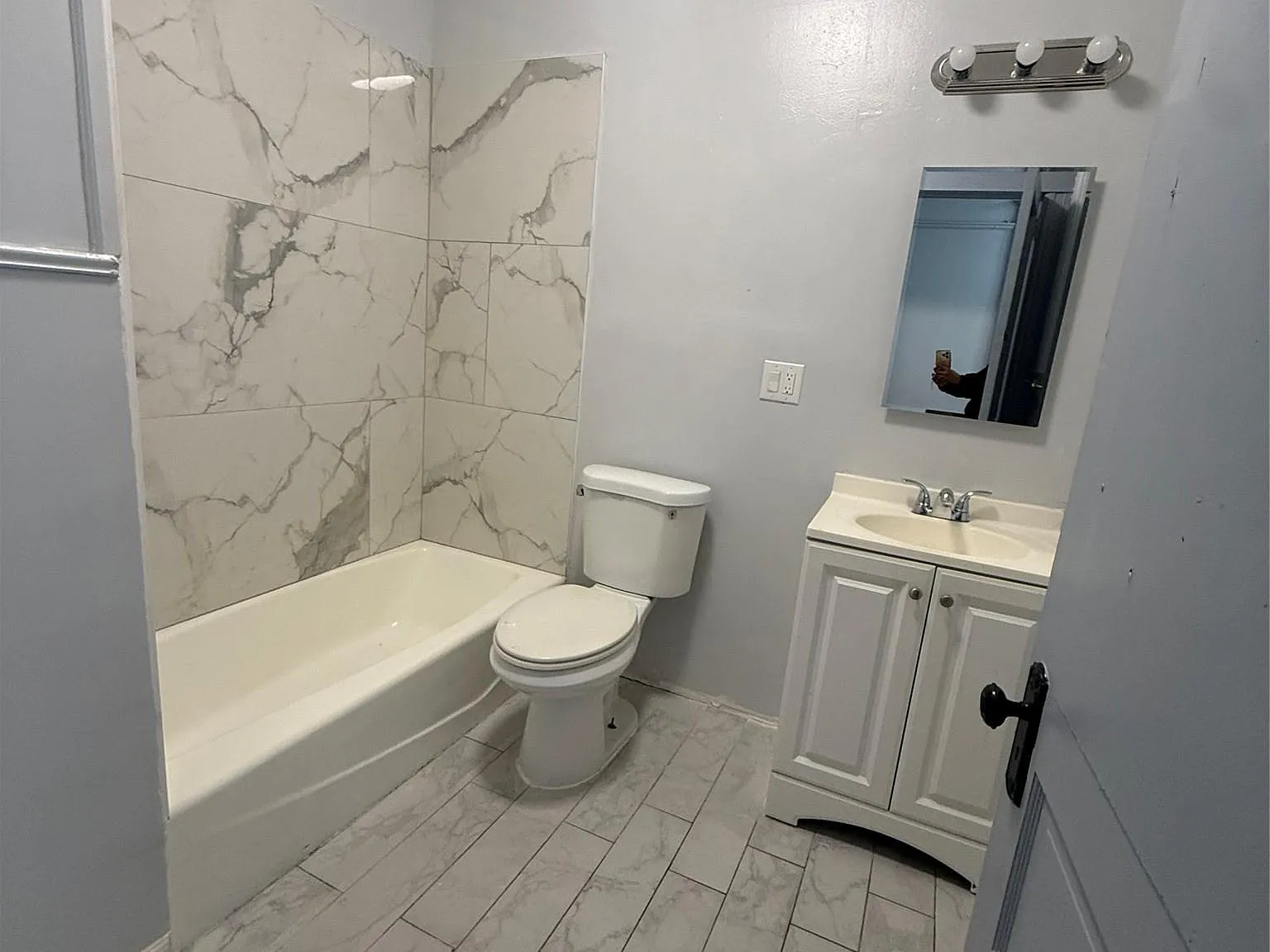 3 bed, 1.0 bath, 1092 sqft, $2,300 — Photo 2
