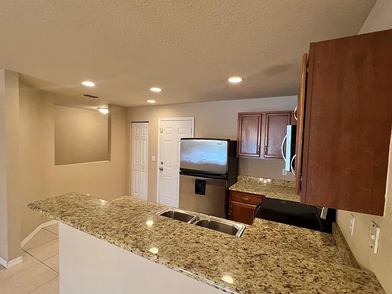 2552 SW Marshfield Ct — Photo 5