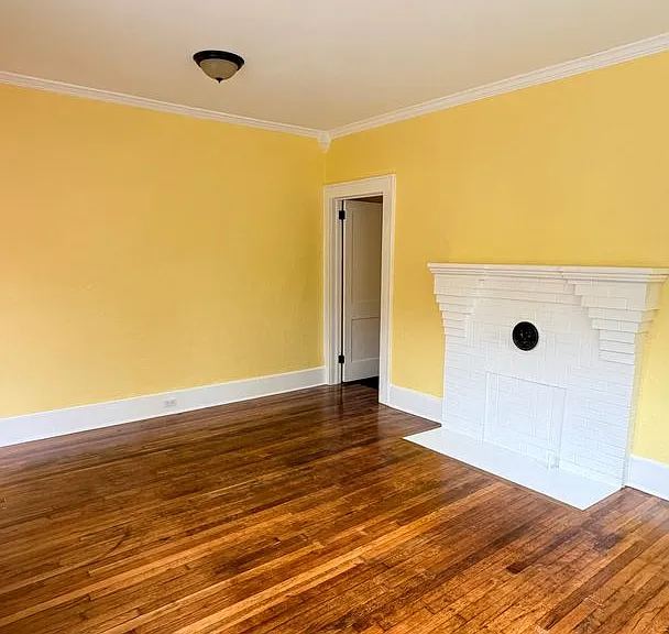403 E Elm St — Photo 3