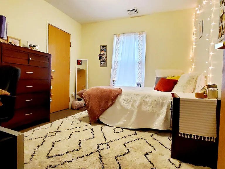 South Rock Apartments (Student Housing by the Bed) — Photo 6