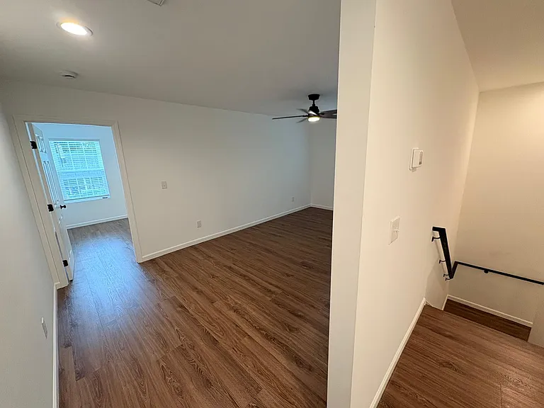 538 E State St — Photo 12