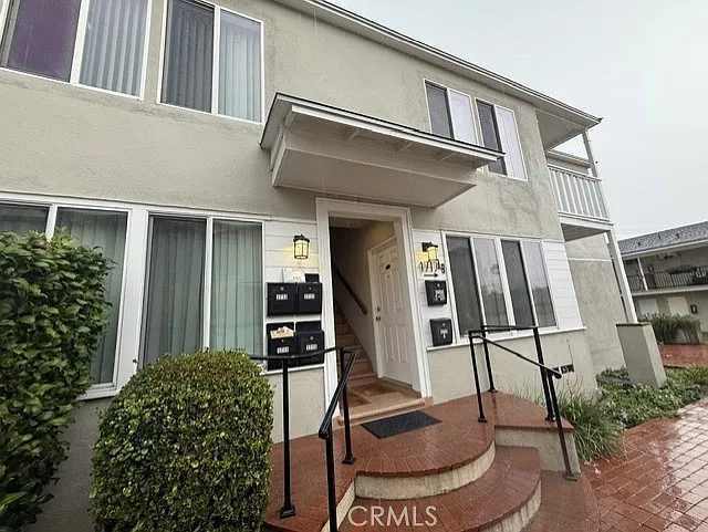 3 bed, 900 sqft, $3,195 — Photo 2