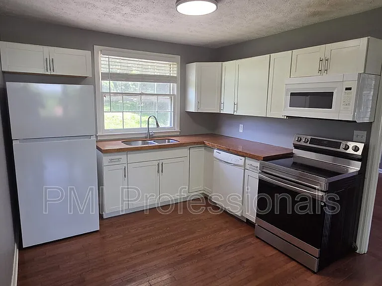 218 Walcott Dr — Photo 4