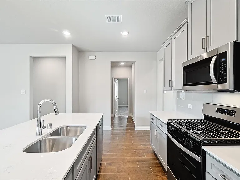 405 Portina Dr — Photo 2