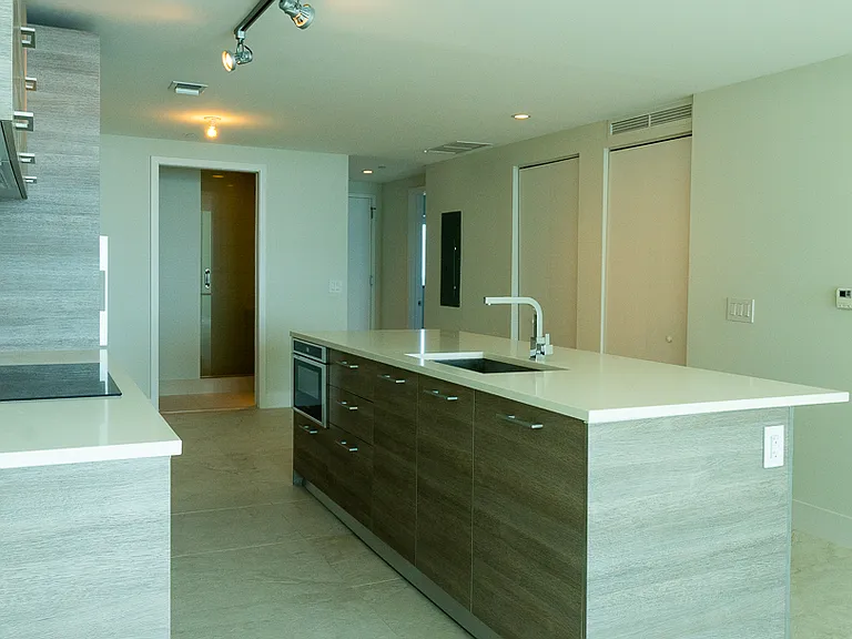 650 NE 32nd St #2102 — Photo 16