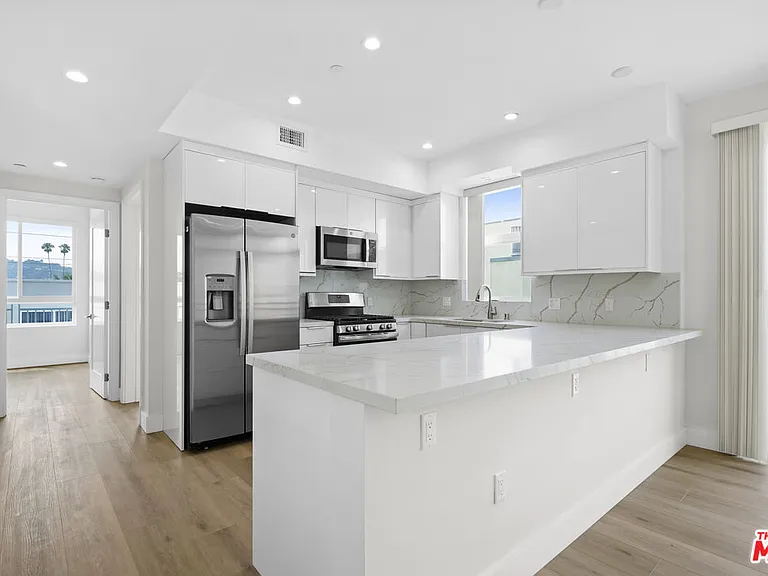11042 La Maida St #203 — Photo 6