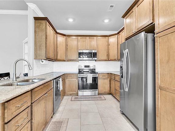 3rd image of 912 Hickory Meadows Ave
