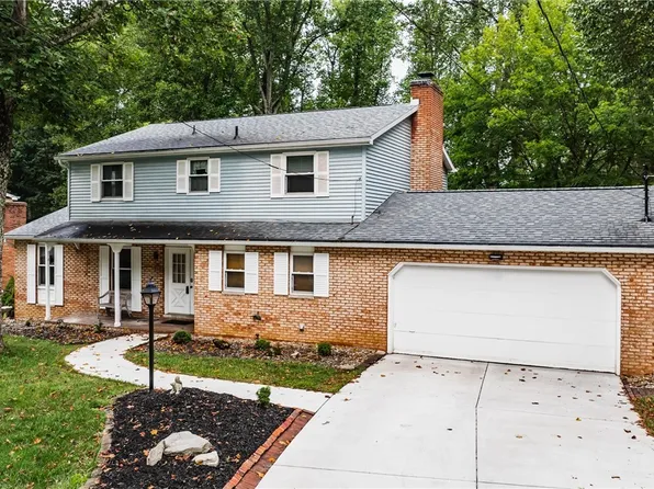 11 Ashwood Dr, Vienna, WV 26105