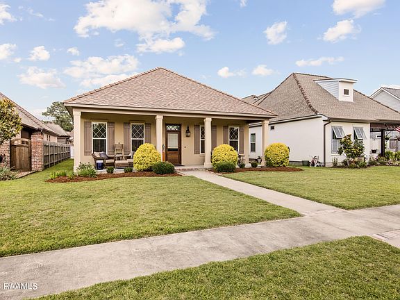 2nd image of 328 Dunvegan Ct