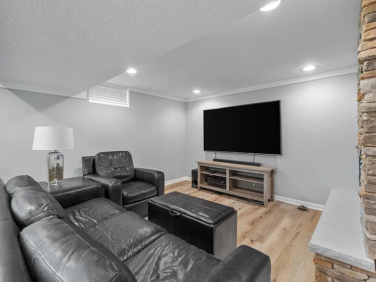 5036 Richmond Dr — Photo 30