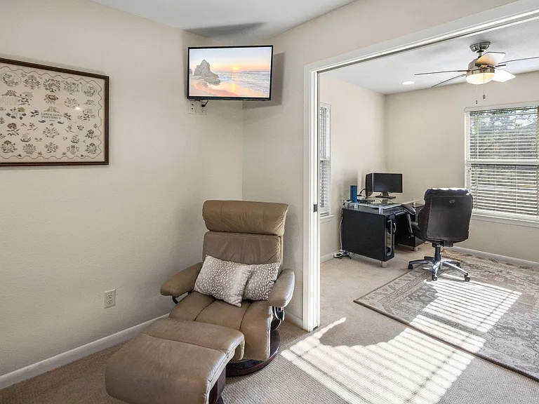 301 Hub Dr — Photo 21