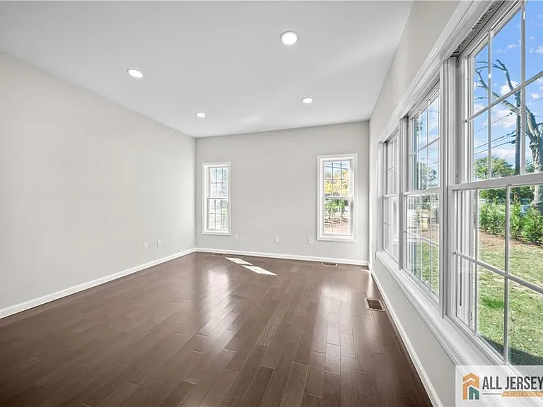 7 Mount Pleasant Ave — Photo 3