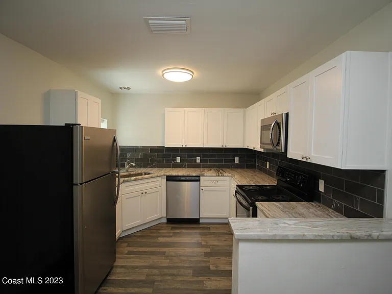 1905 Oak St — Photo 3