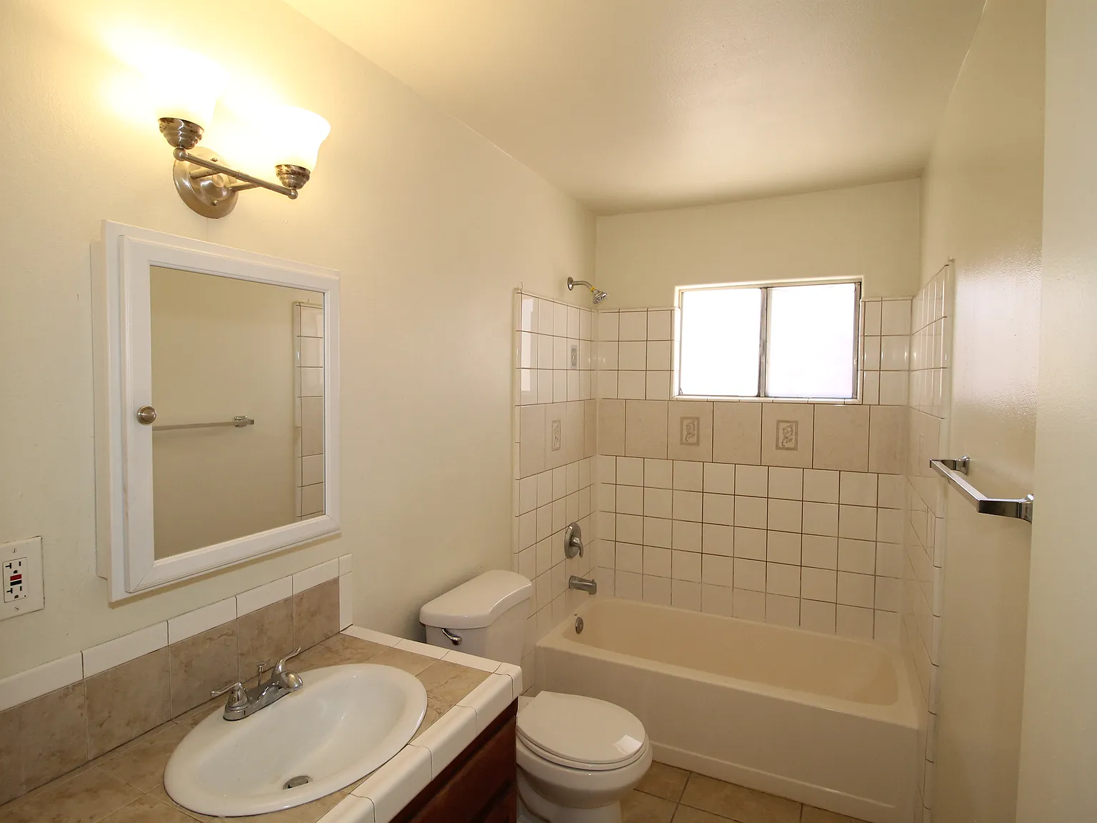 3 bed, 1092 sqft, $1,600 — Photo 4