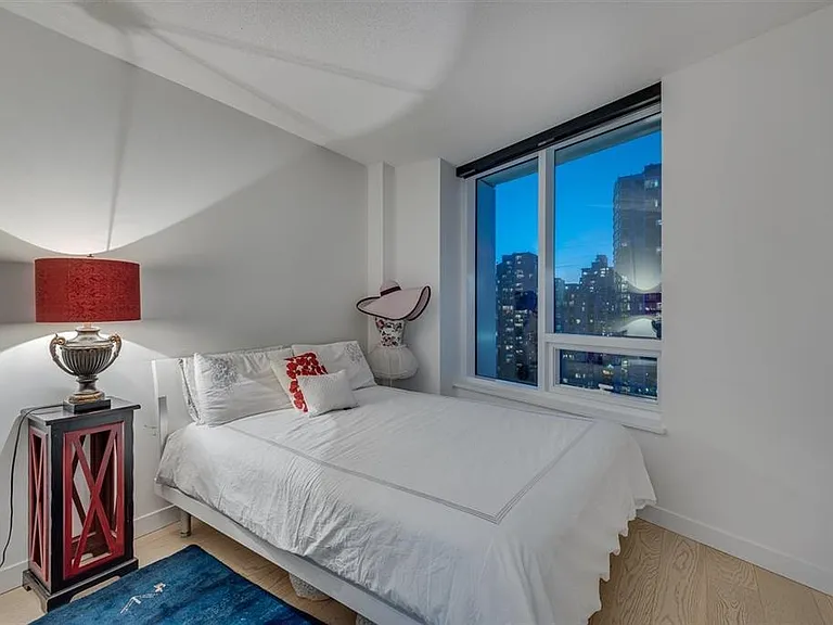 68 Smithe St #2015 — Photo 9