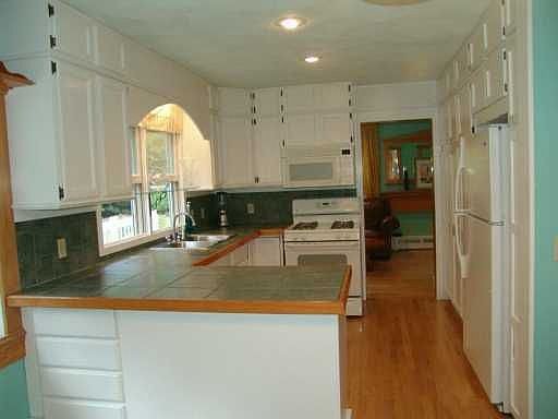 Kitchen w/ Italion Tile