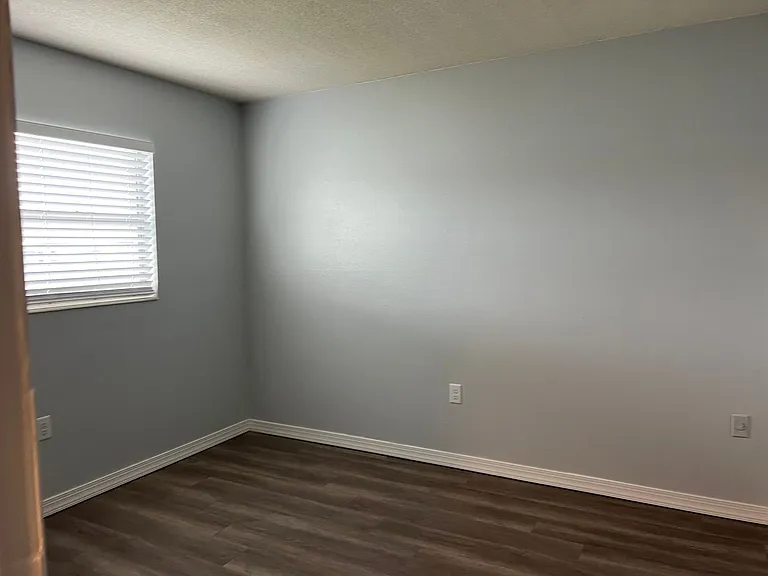 Manatee Bay Apartments — Photo 31
