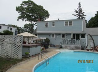 30 Robbins Ave, Islip, NY 11751