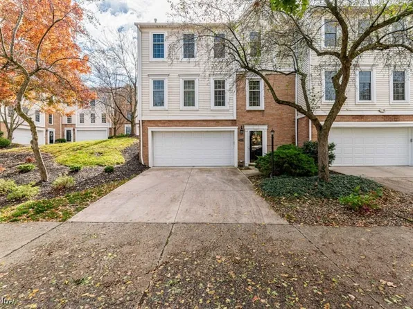 121 Cliffside Cmns, Rocky River, OH 44116