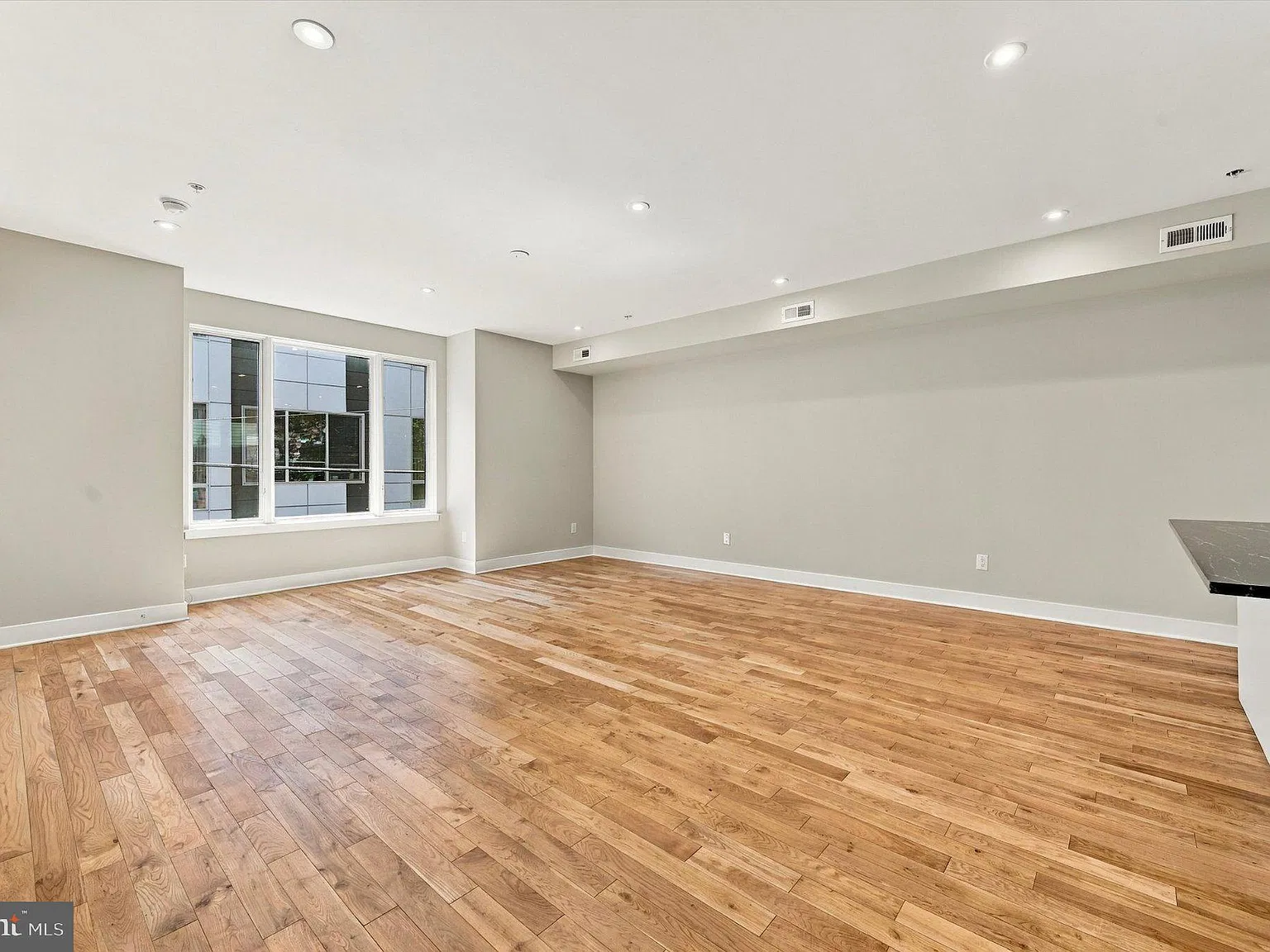 2 bed, 1.0 bath, 800 sqft, $1,800 — Photo 3