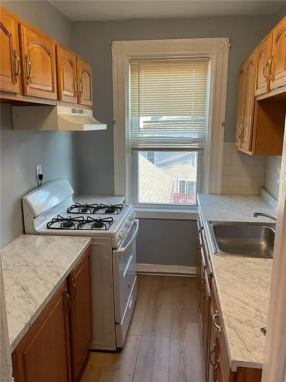 3 bed, 1.0 bath, 1064 sqft, $1,800 — Photo 4