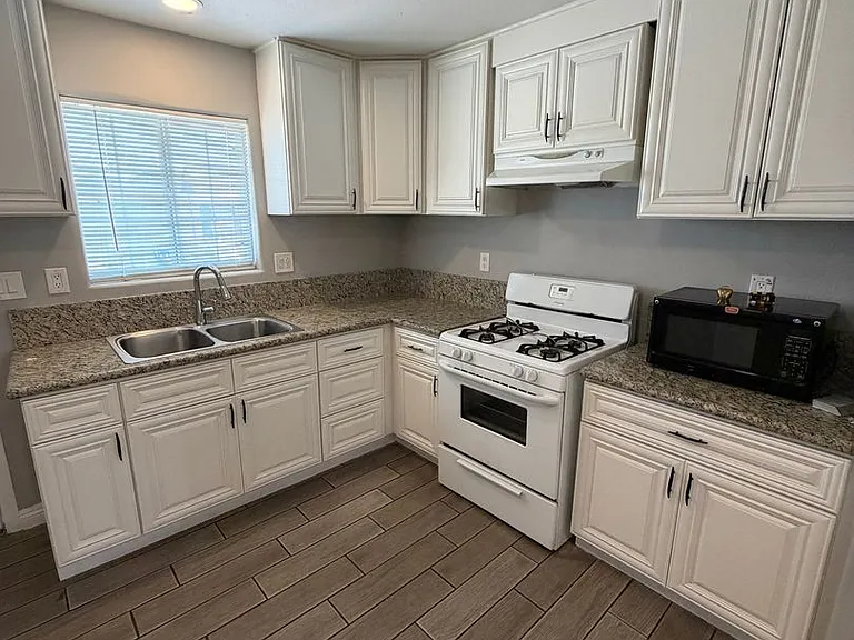 2820 S Sandhill Rd — Photo 8