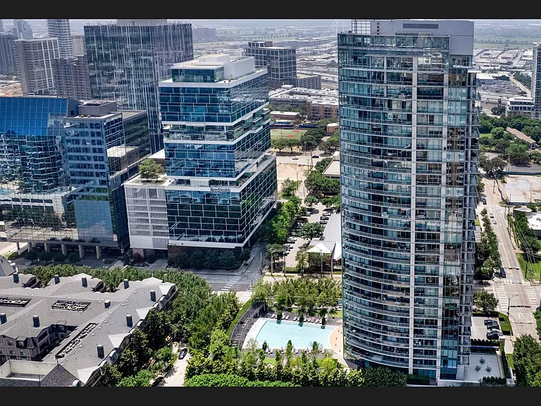 2900 McKinnon St #804 — Photo 33