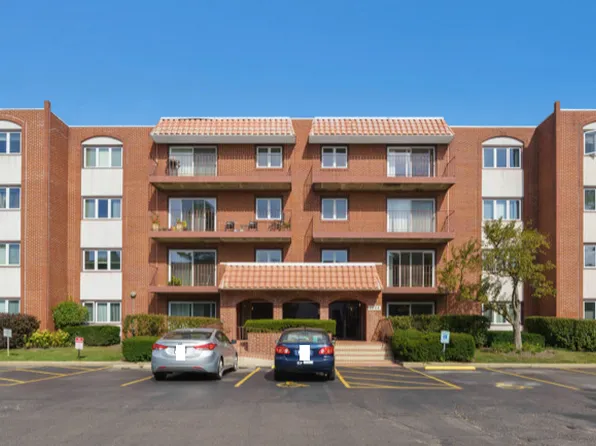 2066 Saint Johns Ave APT 105, Highland Park, IL 60035