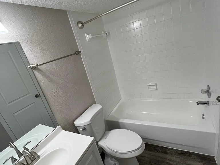 Oakbrook Village Apartments — Photo 49