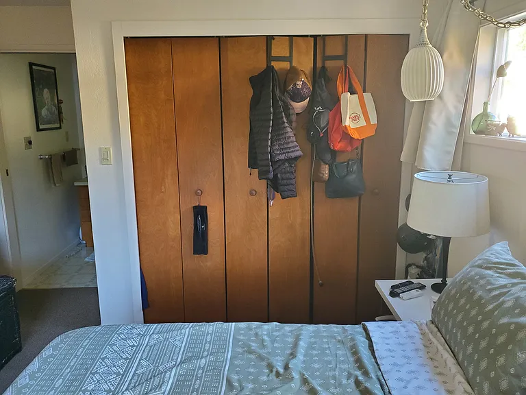 Photo includes previous tenant's belongings, see listing for what furnishings are included.