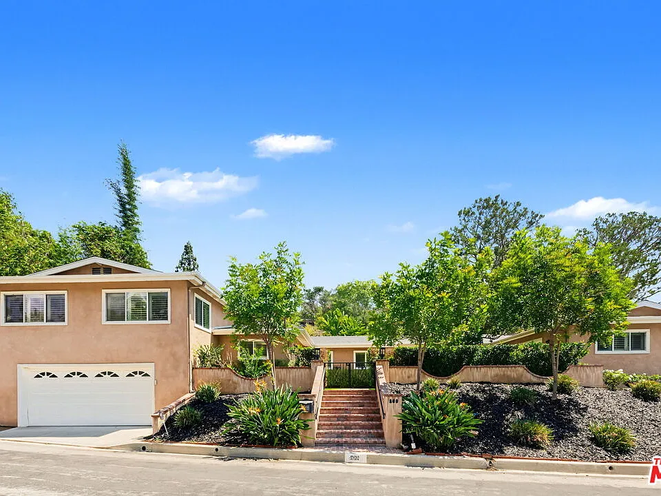 860 Bronze Ln