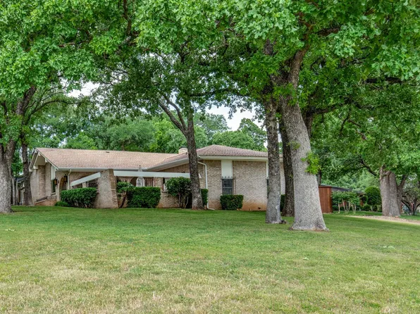 656 Springhill Dr, Hurst, TX 76054