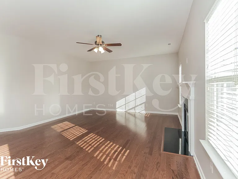 2266 Isaac St — Photo 4