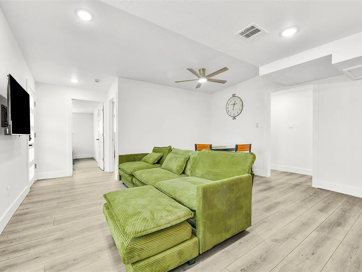 3 bed, 2.0 bath, 1100 sqft, $2,000 — Photo 2