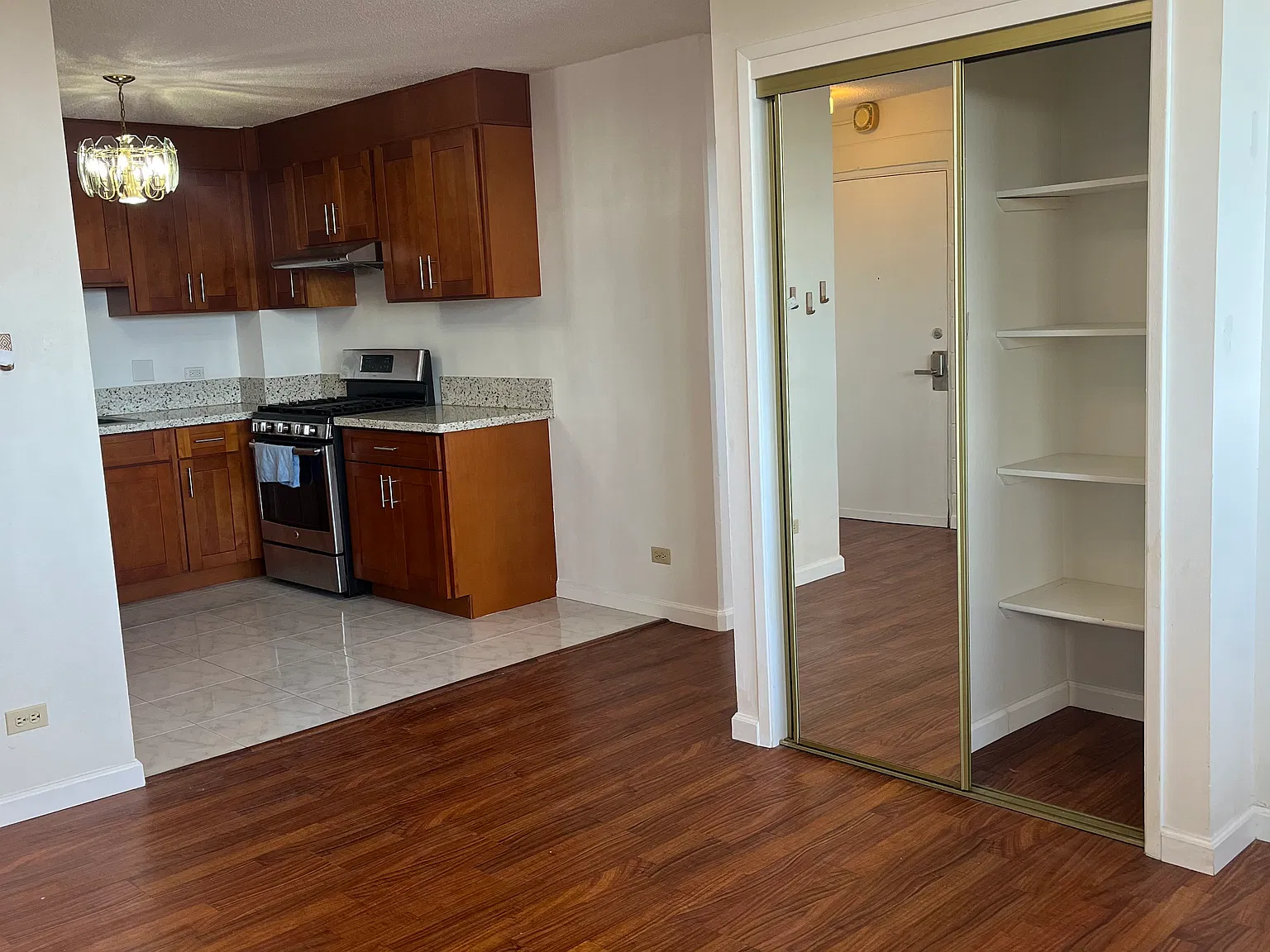 3 bed, 831 sqft, $3,300 — Photo 3