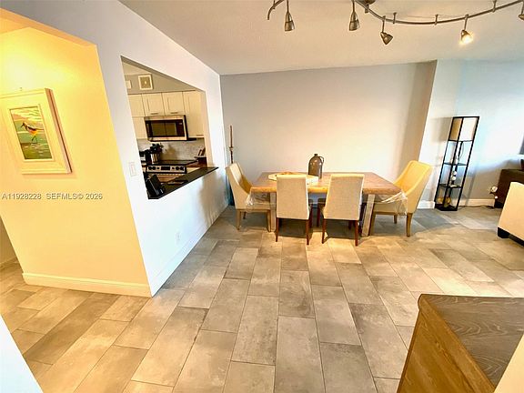 3rd image of 400 Golden Isles Dr APT 6