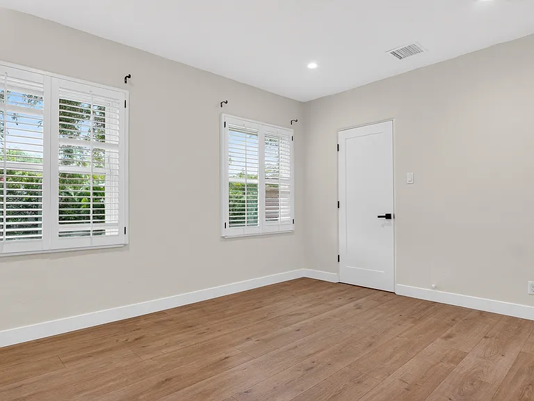 4711 Tyrone Ave — Photo 20