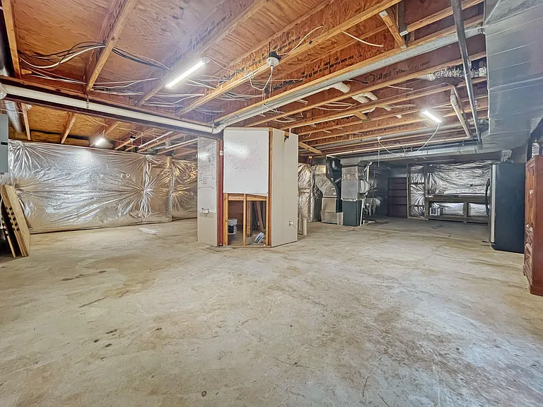 214 W Locust St — Photo 35