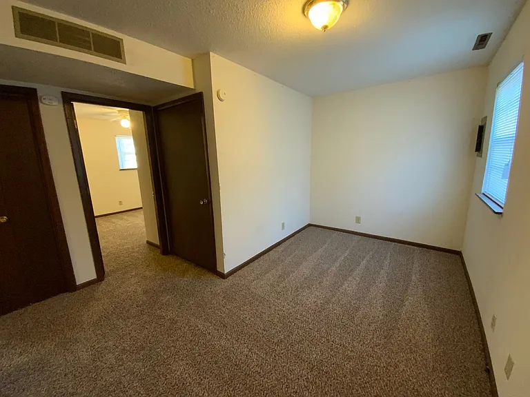 560 N East Park Ln — Photo 42