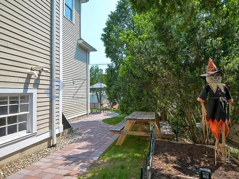 209 State St — Photo 35