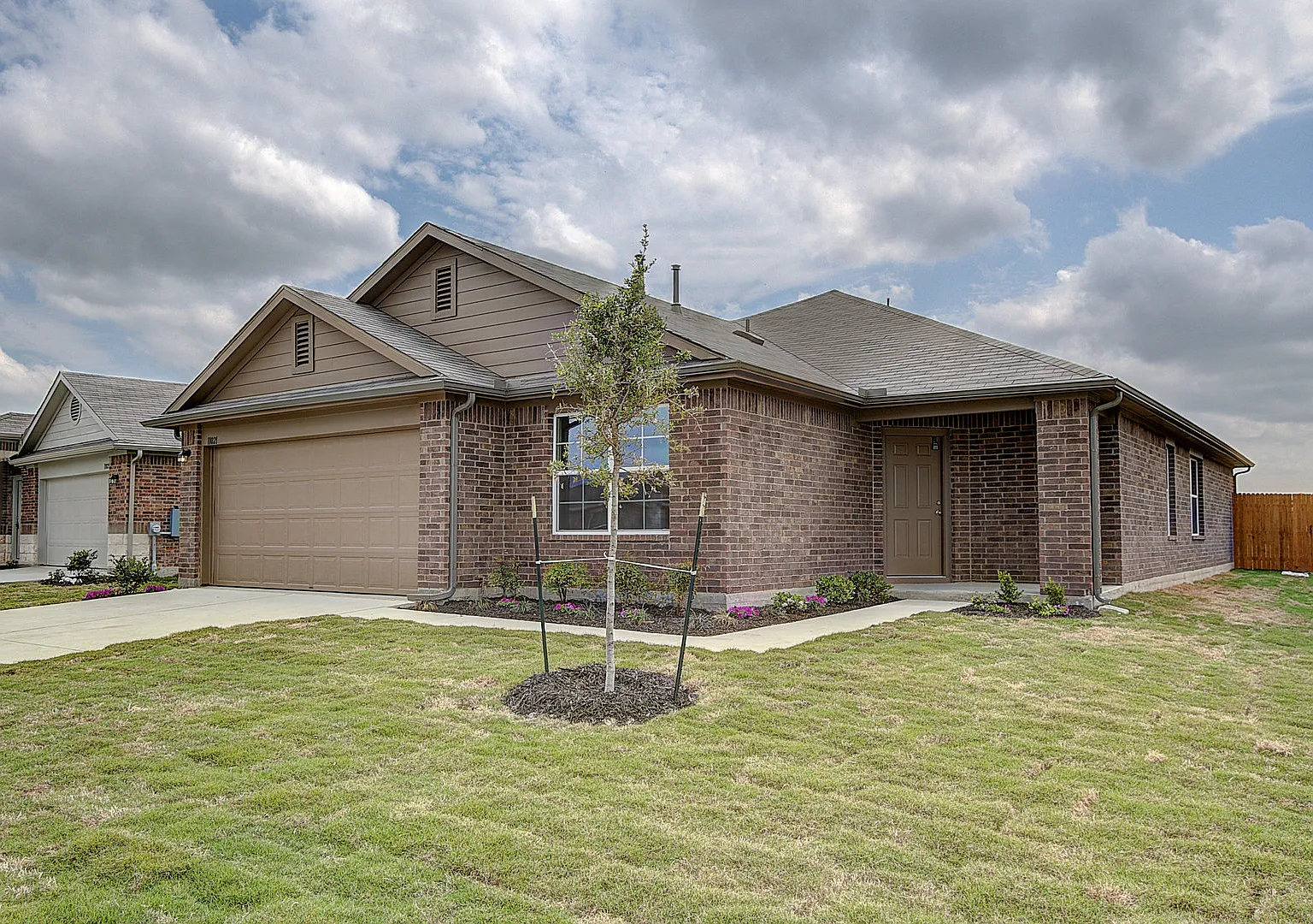 Gorgeous 4 Bed/3 Bath in Pioneer Crossing! — Photo 2