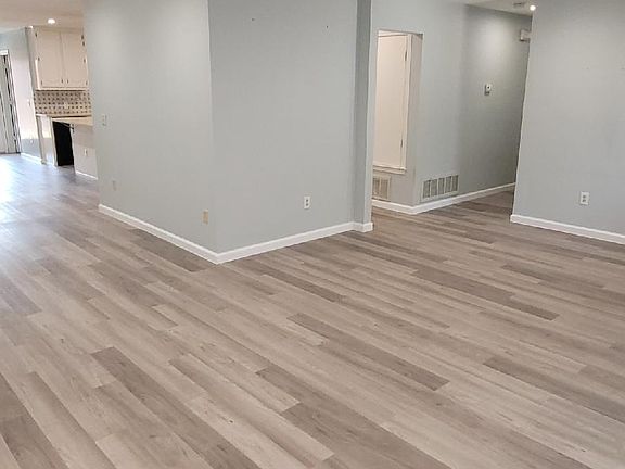 5th image of 1402 Country Ln