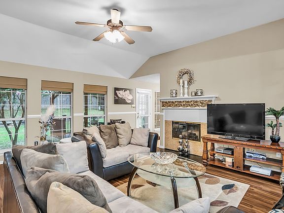 3rd image of 412 Glenbrook Dr