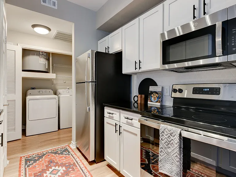 Laurel Canyon Apartments — Photo 3