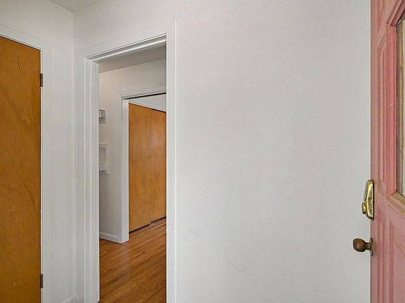4th image of 502 W Semands St