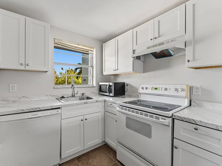 1638 Embassy Dr #208 — Photo 14