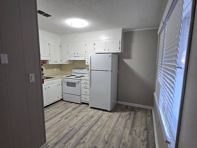 Colonial Heights Apartments — Photo 23