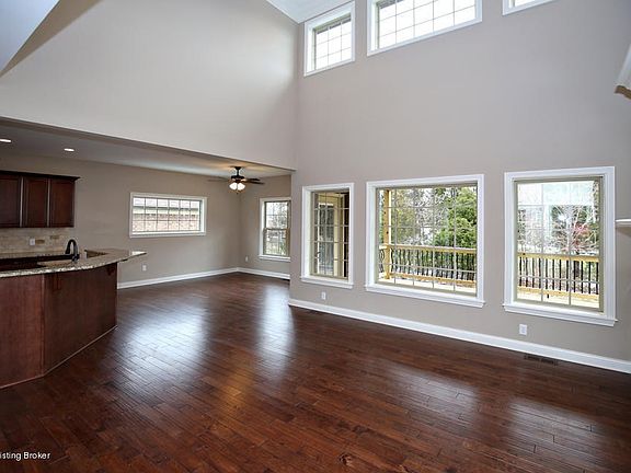 Great rm , dinng area, kitchen island